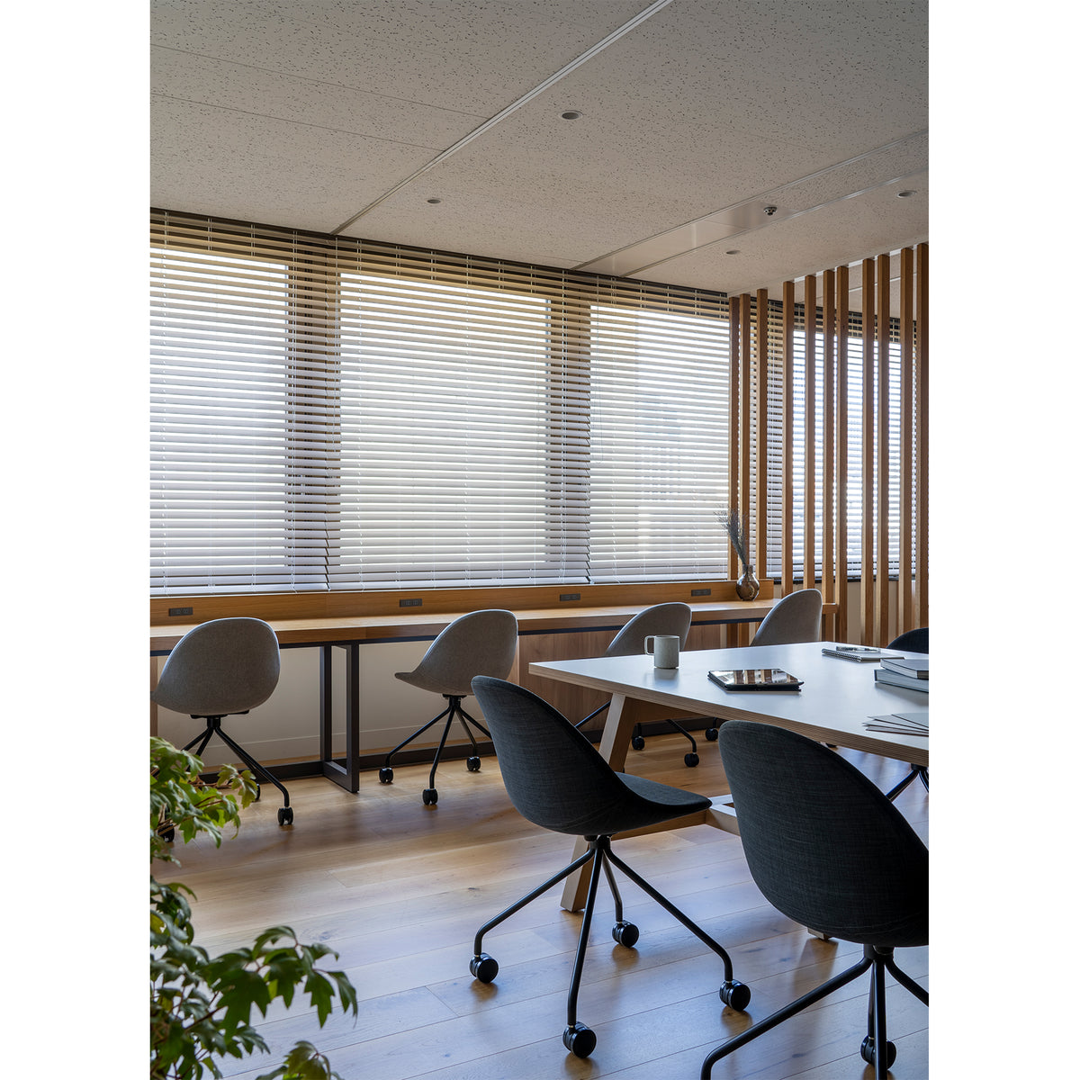 KANOA CASTER CHAIR